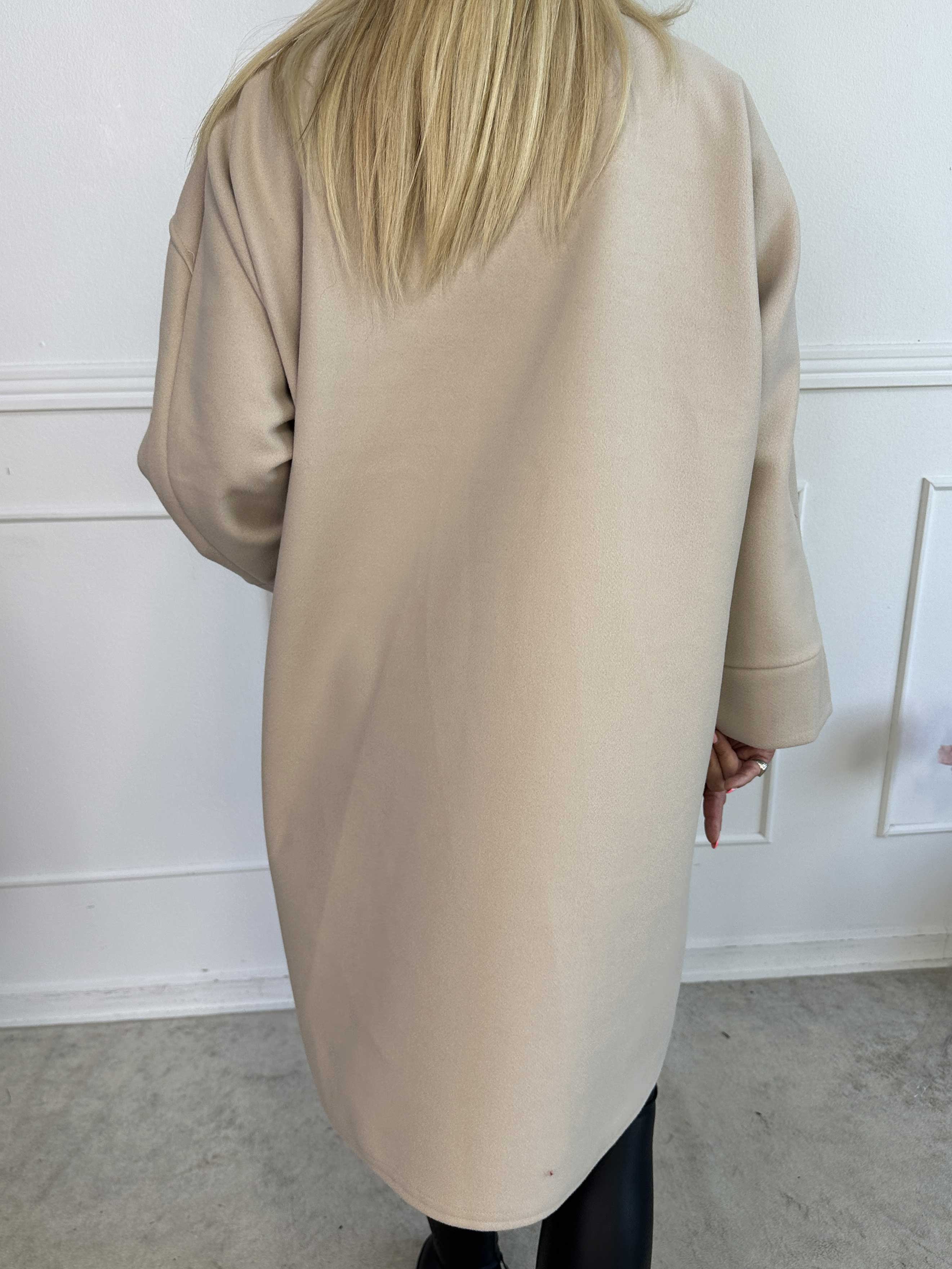 Annah Midi - Plus size frakke med tydelige syninger og lommer
